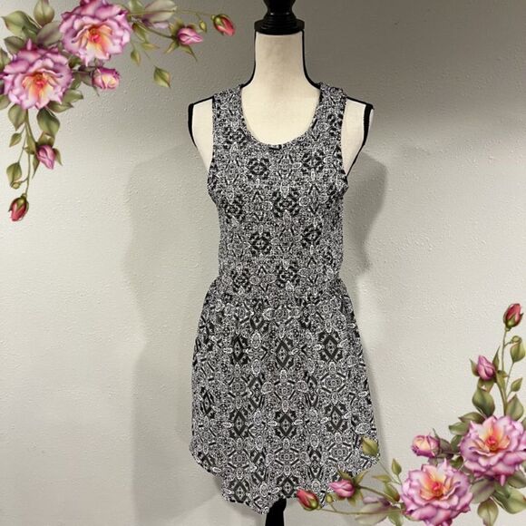 im in love with derek Dresses & Skirts - Sleeveless midi dress 